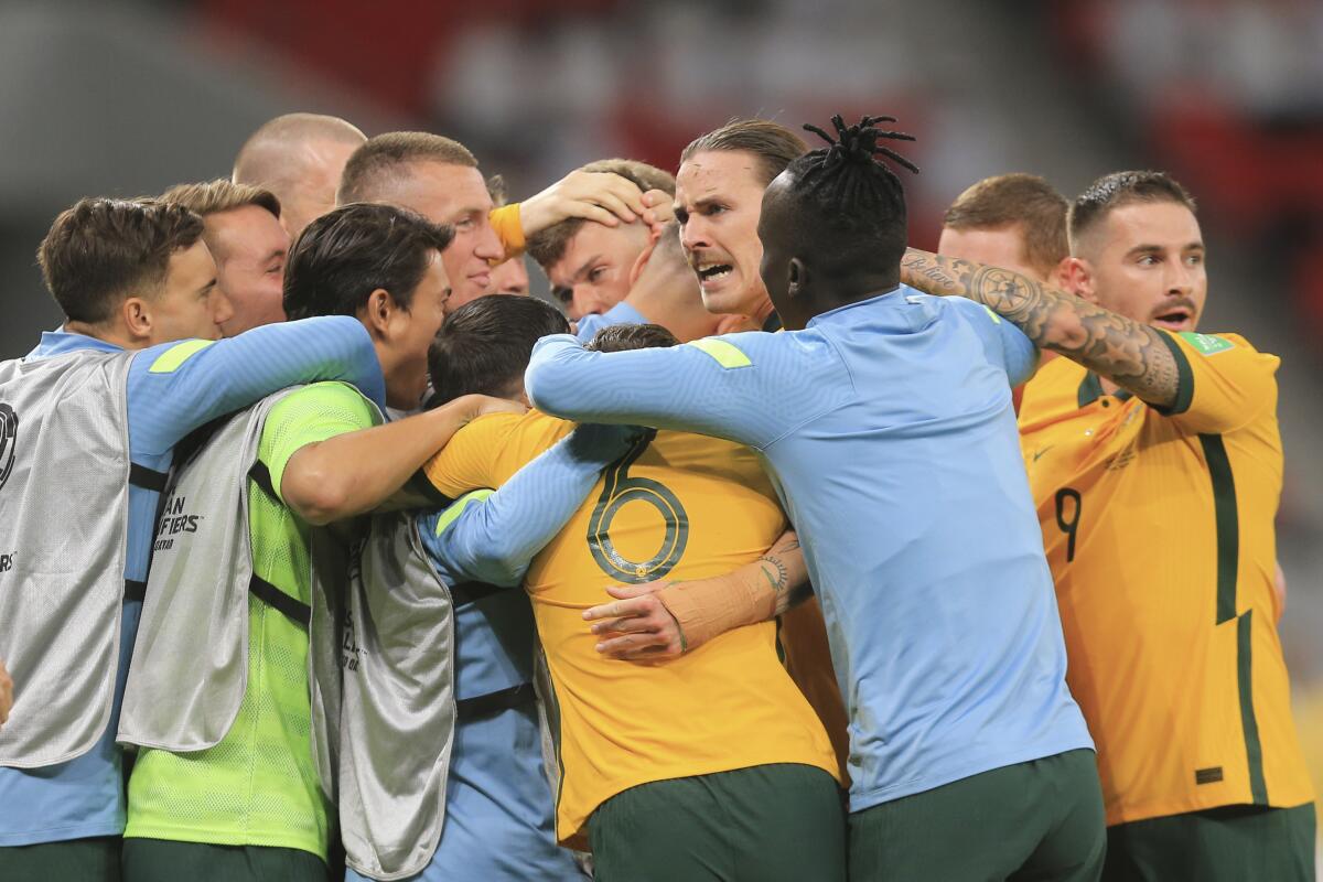 Los jugadores de Australia celebran la victoria 2-1 ante los Emiratos Árabes Unidos