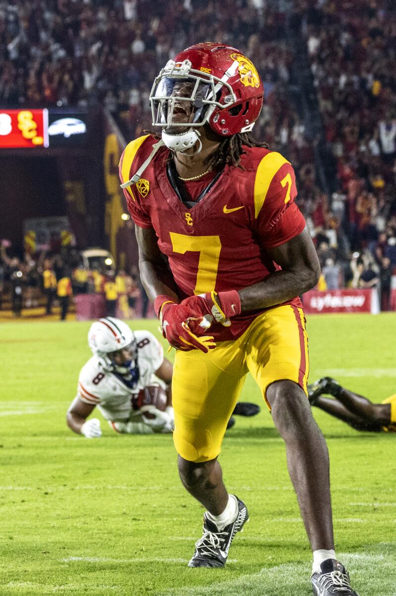 La sécurité de l'USC, Calen Bullock, célèbre immédiatement après la victoire en triple prolongation des Trojans contre l'Arizona au Coliseum.