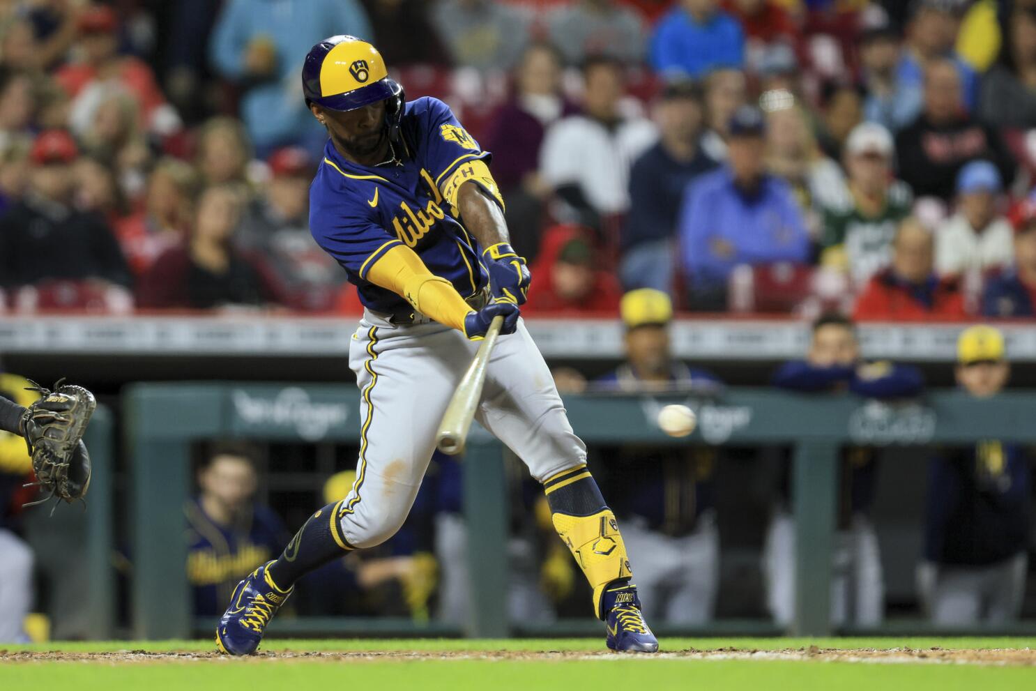 Brewers defeat Mariners 5-3