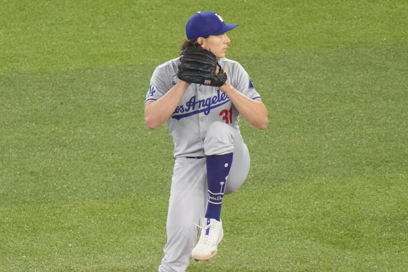 El pitcher de los Dodgers de Los ngeles Tyler Glasnow trabaja en la sexta entrada del juego ante los Azulejos de Toronto el sábado 27 de abril del 2024. (Chris Young/The Canadian Press via AP)