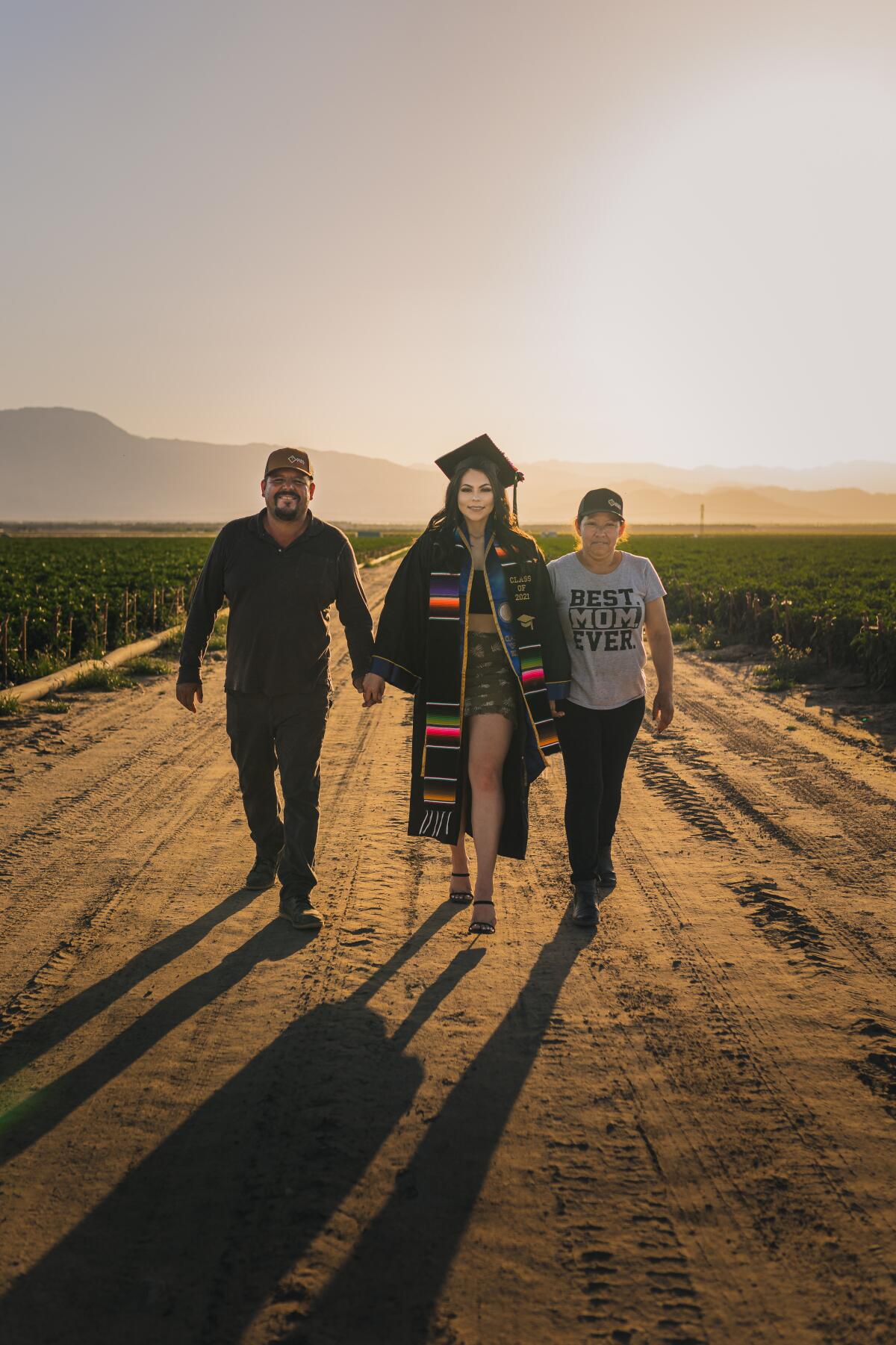 Jennifer Rocha y sus padres José Juan y Angélica María Rocha celebran su graduación con una sesión de fotos 