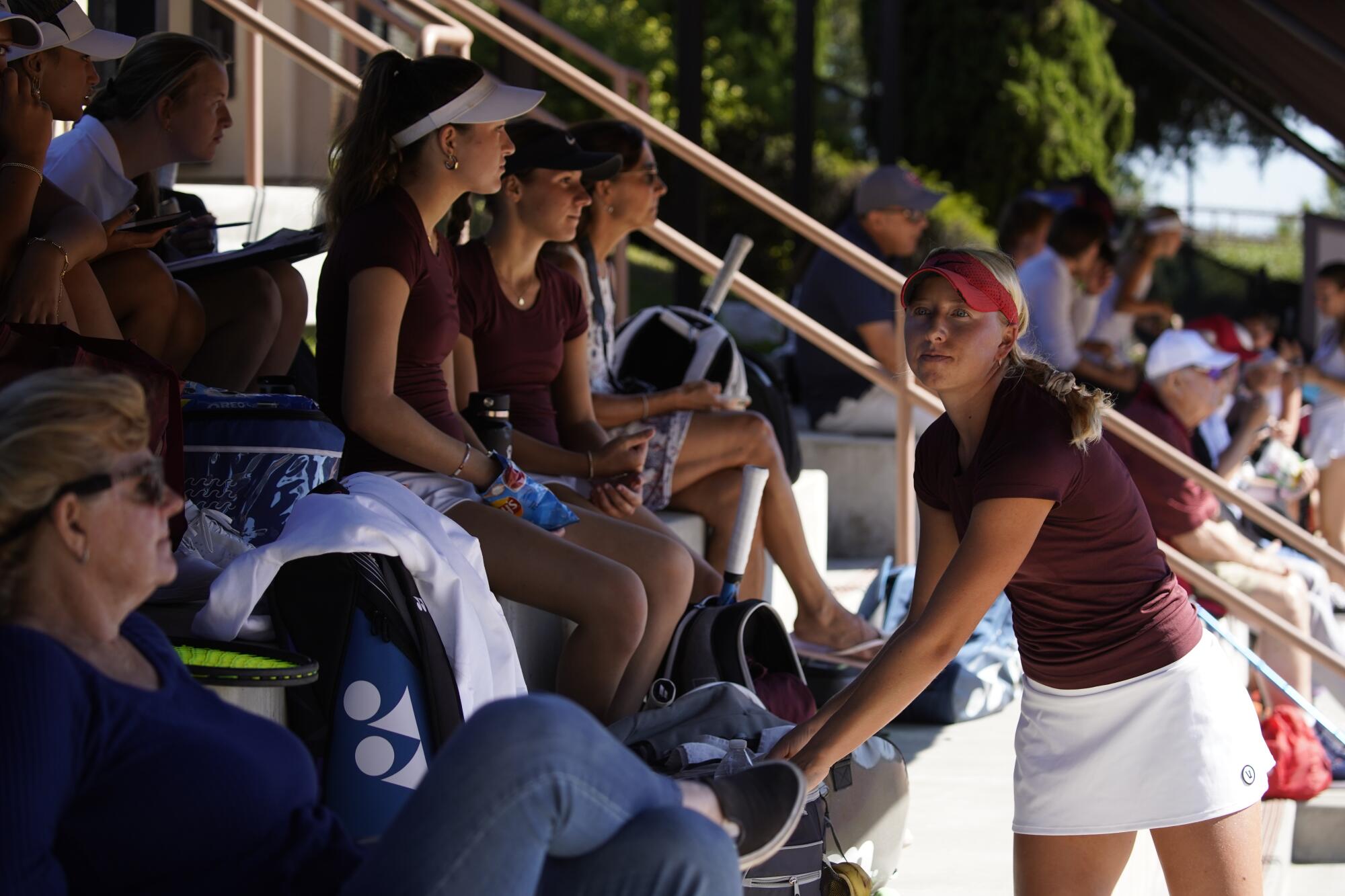 Наталья Мошернак наблюдает за игрой 6 сентября в католическом соборе.