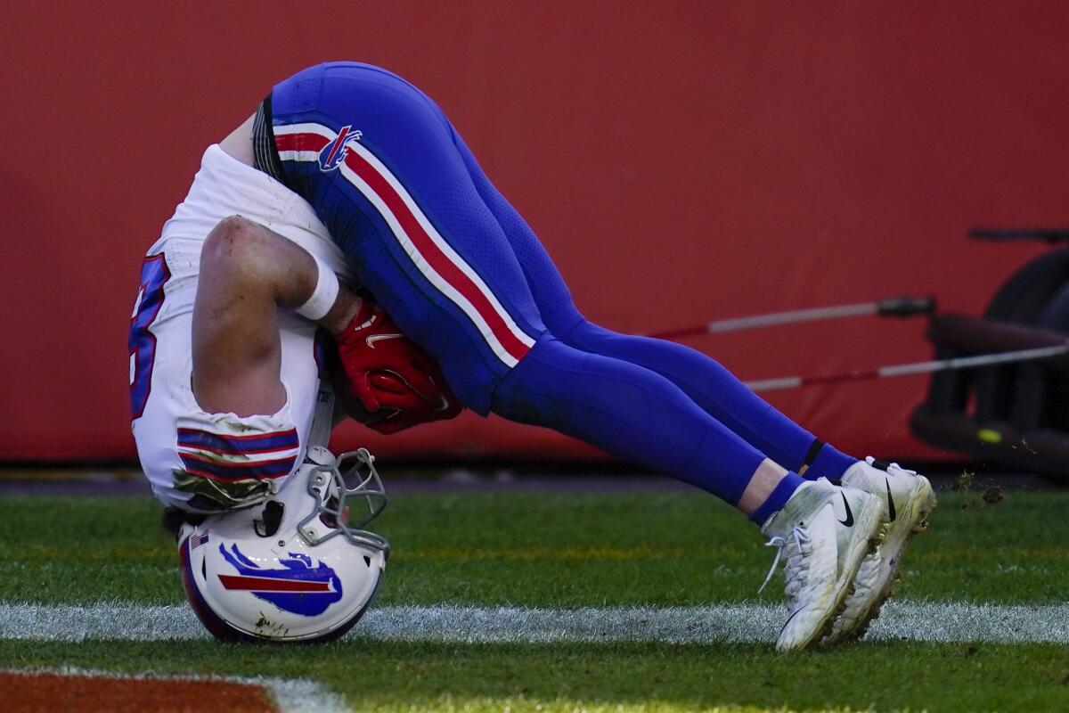 Dawson Knox, tight end de los Bills de Buffalo, realiza una recepción de touchdown 