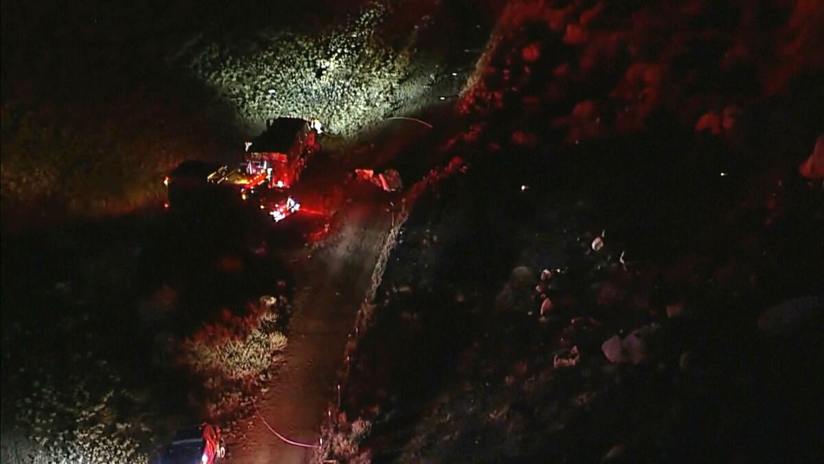 Esta imagen aérea tomada de un video de ABC7 Los Ángeles muestra el lugar donde se estrelló un helicóptero