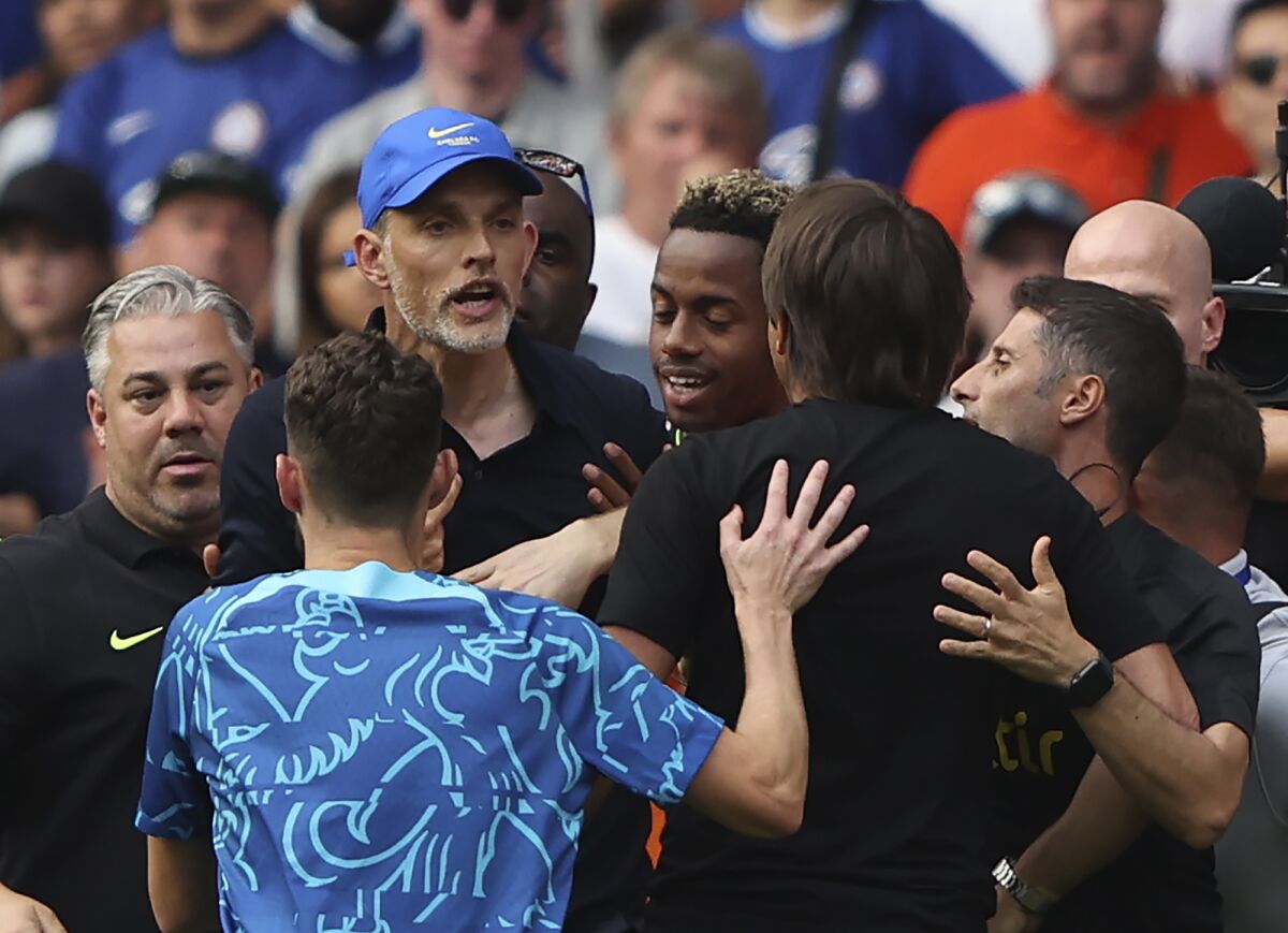 El técnico de Chelsea Thomas Tuchel discute con su contraparte de Tottenham Antonio Conte durante el partido de la Liga Premier, el domingo 14 de agosto de 2022. (AP Foto/Ian Walton)