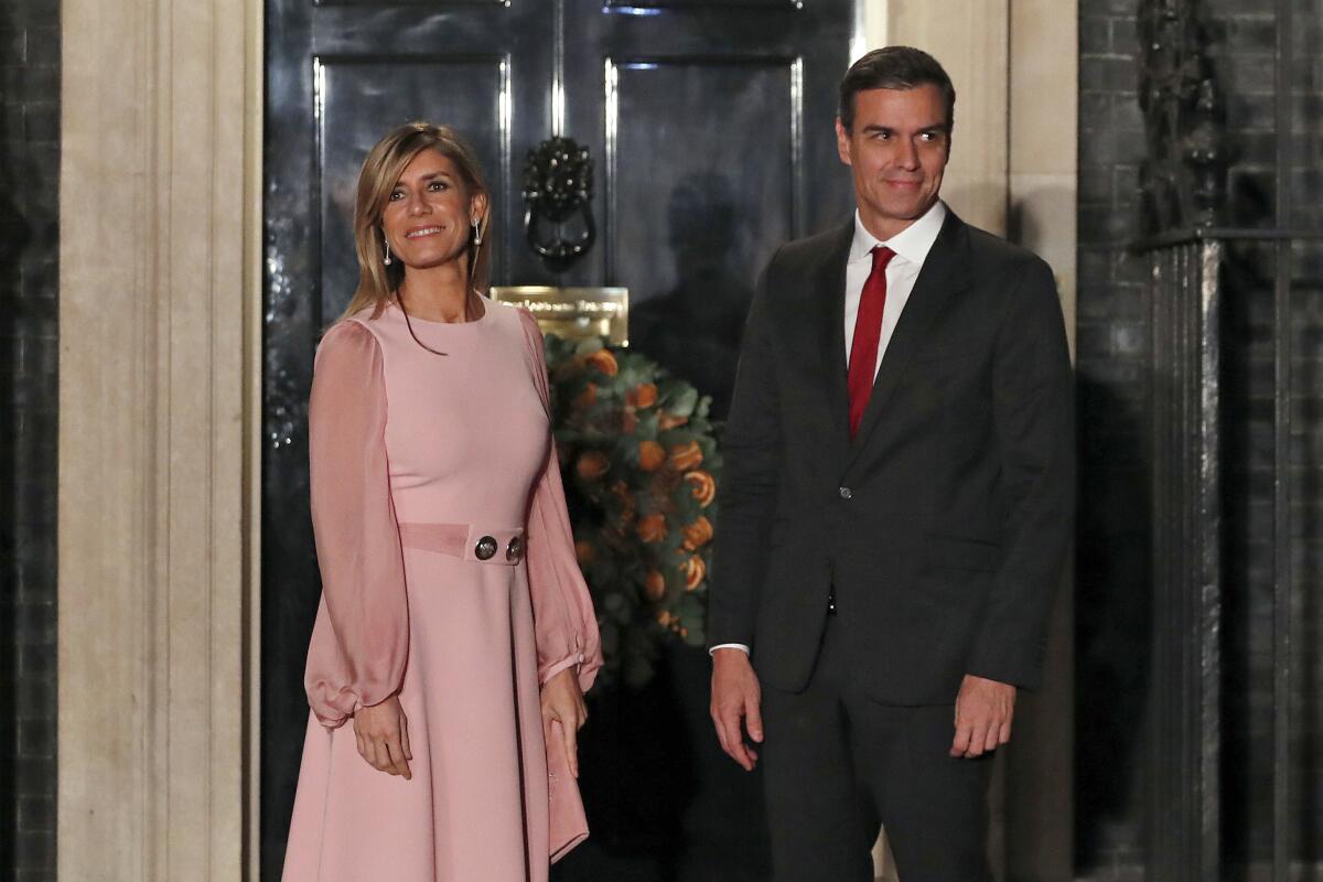 ARCHIVO - El presidente del gobierno español, Pedro Sánchez, y su esposa Begoña Gómez 