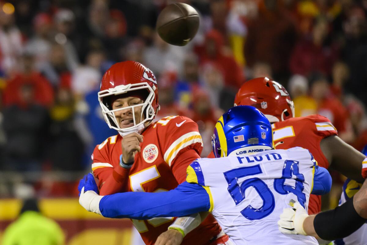 Rams linebacker Leonard Floyd (54) forces Chiefs quarterback Patrick Mahomes (15) to throw quickly.