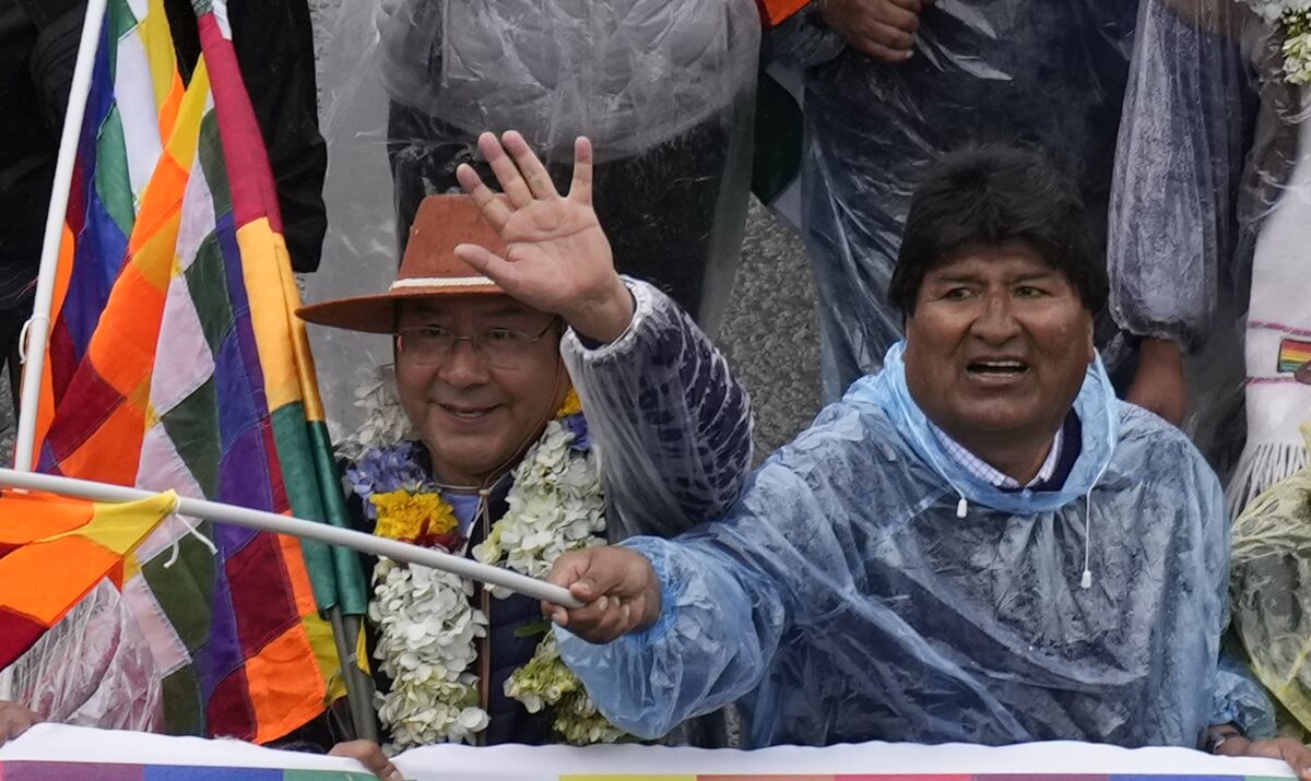 ARCHIVO - El presidente boliviano Luis Arce, a la izquierda, camina con el expresidente Evo Morales durante la denominada "Marcha por la patria" en El Alto, Bolivia, el 29 de noviembre de 2021. Las discrepancias en el partido gobernante de Bolivia se han intensificado a un punto que amenazan con una ruptura entre Morales, jefe del Movimiento al Socialismo (MAS) y Arce, su heredero político. (AP Foto/Juan Karita, Archivo)