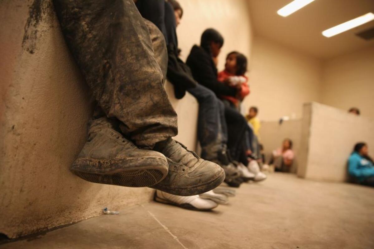 Niños migrantes recluidos en un centro de procesamiento de la Patrulla Fronteriza en McAllen, Texas.