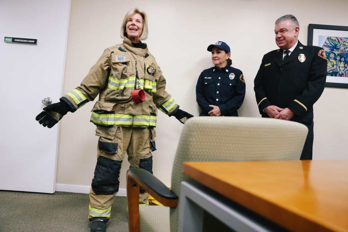 Ill-fitting gear endangers female firefighters, supervisors say - Los  Angeles Times