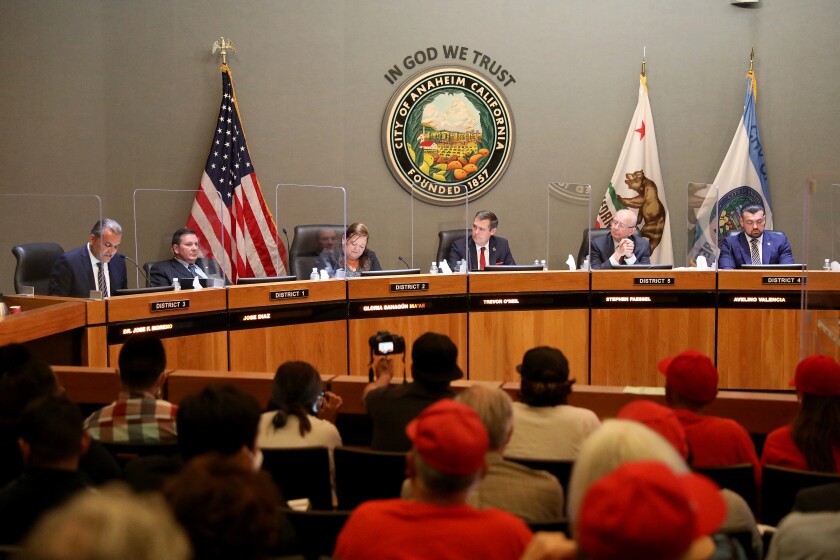Membres du conseil municipal d'Anaheim lors d'une réunion du conseil municipal d'Anaheim.