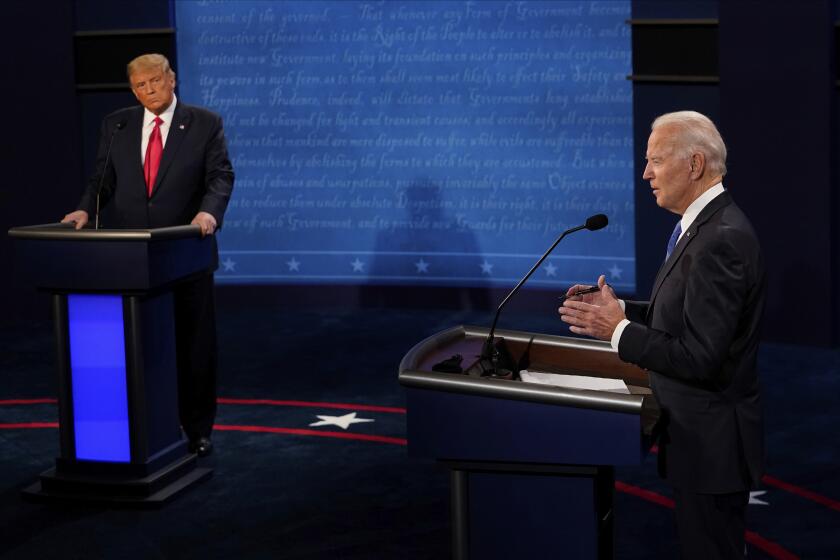 El candidato presidencial demócrata Joe Biden, responde a una pregunta mientras el presidente Donald Trump escucha durante el debate preelectoral del 22 de octubre de 2020 en Nashville, Tennessee. (AP Foto/Morry Gash, Pool)