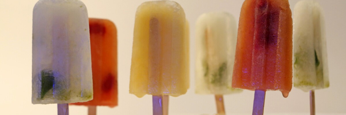 Six popsicles of various colors 