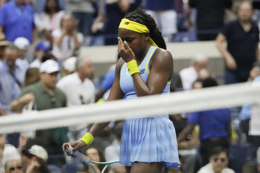 Coco Gauff reacciona tras perder ante Emma Navarro en los octavos de final del Abierto de Estados Unidos, el domingo 1 de septiembre de 2024, en Nueva York. 2024. (AP Foto/Pamela Smith)