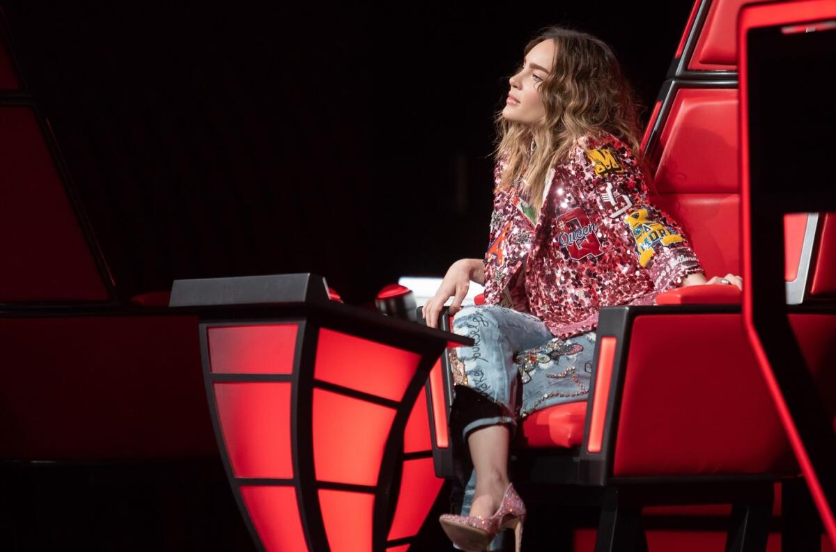 La cantante Belinda en el set del programa "La Voz".
