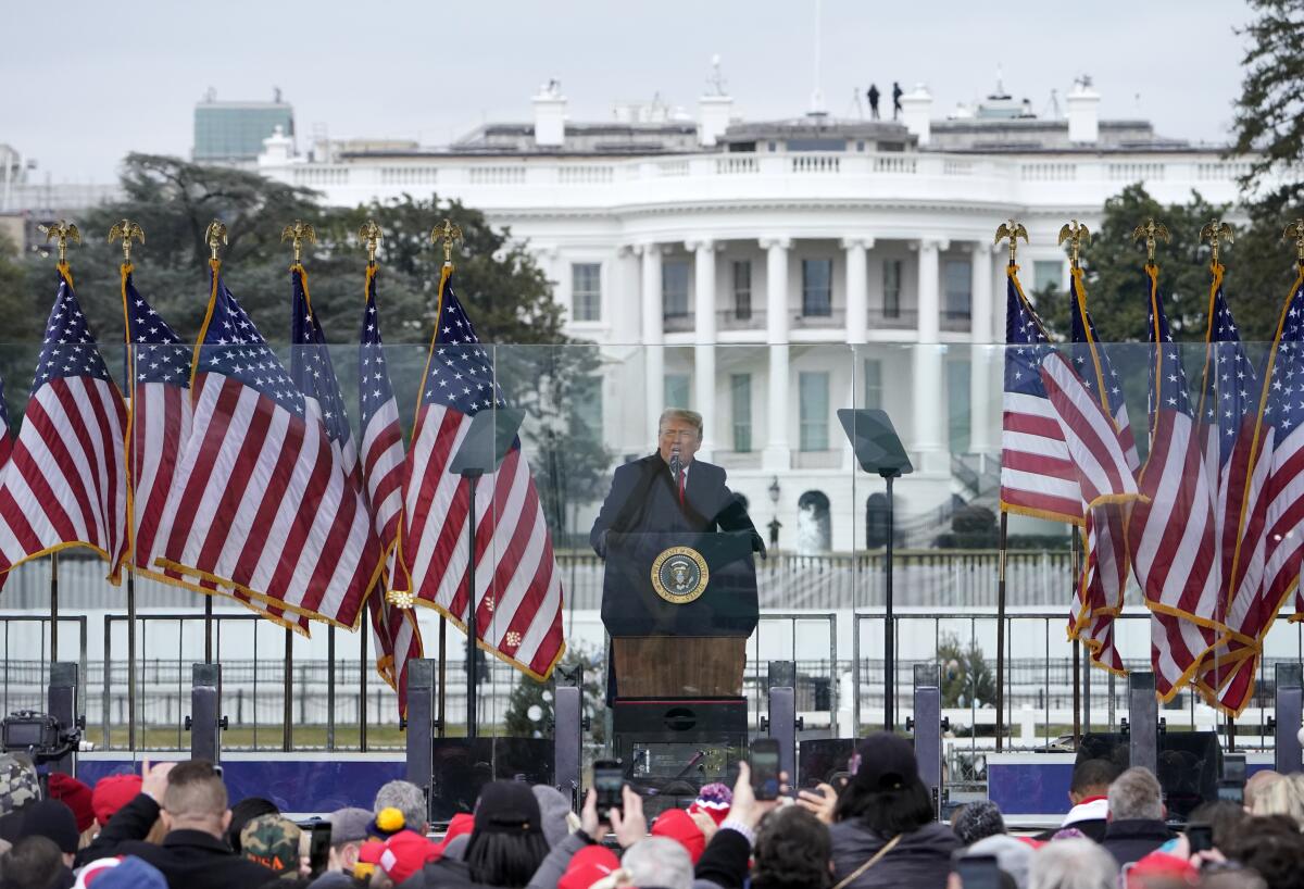 Fotografía del 6 de enero de 2021: el presidente Donald Trump habla durante un mitin frente a la Casa Blanca