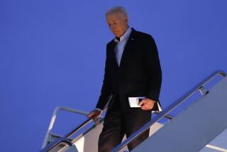ARCHIVO - El presidente Joe Biden llega en el avión presidencial a la base de la Fuerza Aérea de Andrews, Maryland, el martes 30 de abril de 2024. (AP Foto/Evan Vucci, Archivo)
