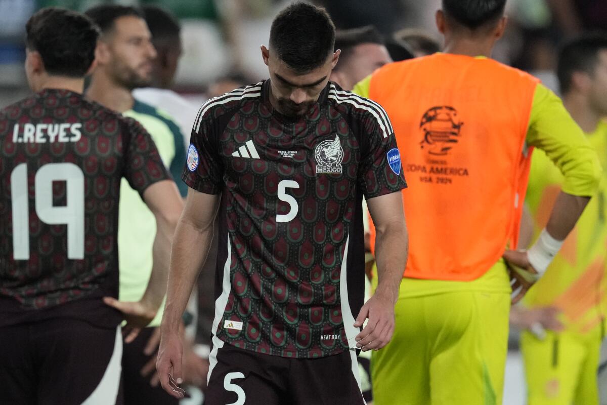 El zaguero mexicano Johan Vásquez reacciona al final del empate 0-0 contra Ecuador