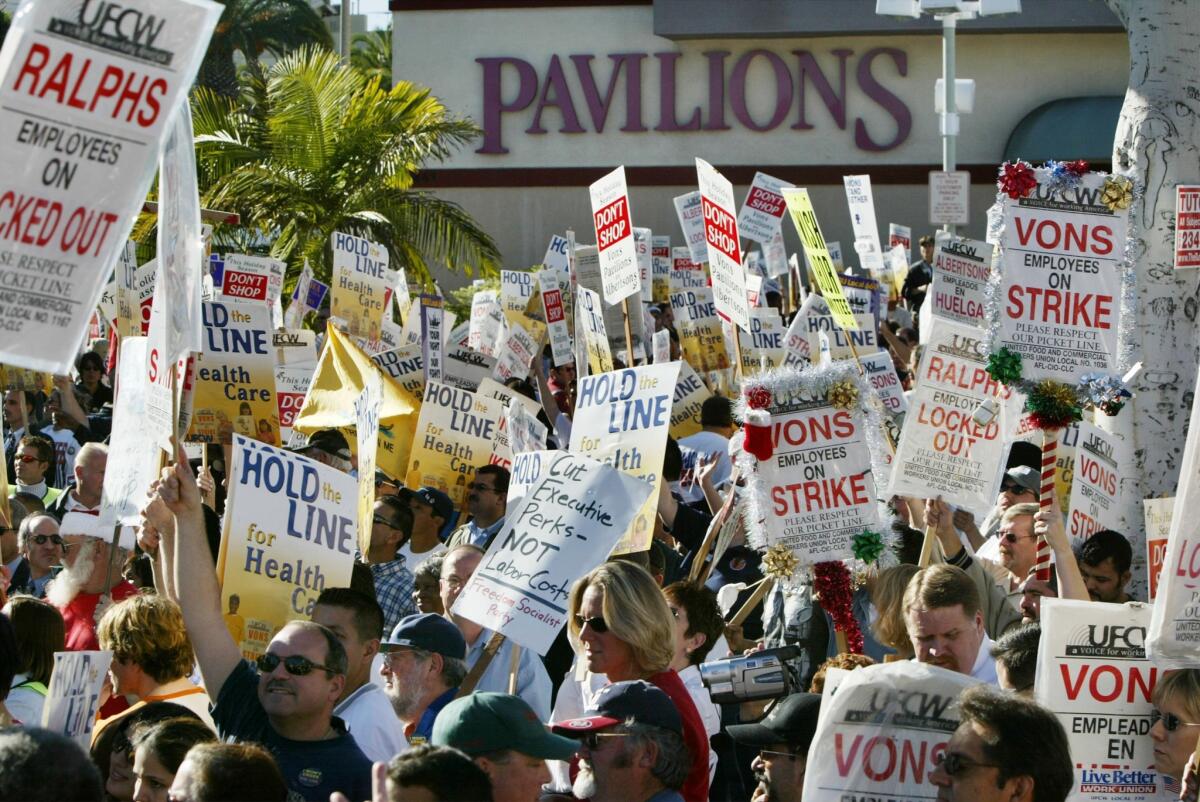 Thousands of strikers and supporters rally at a Beverly Hills Pavilions supermarket in December 2003.