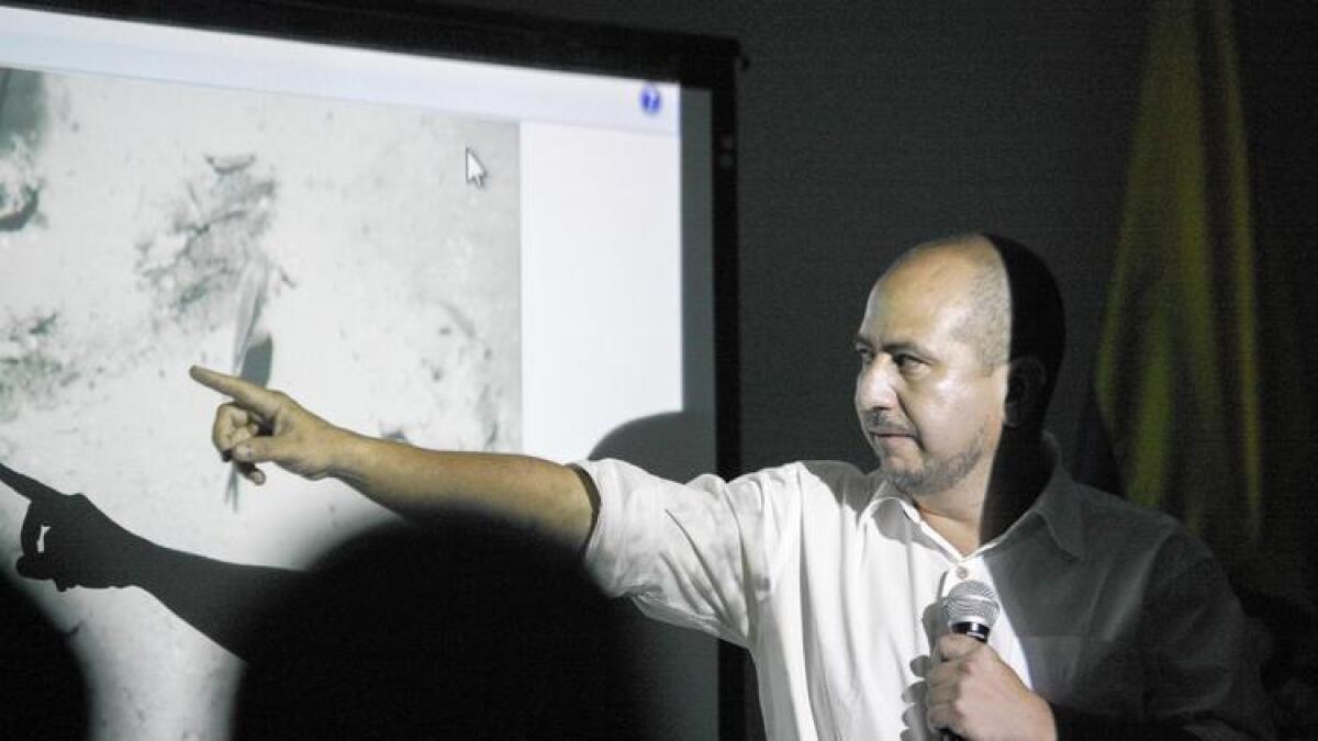 Ernesto Montenegro, director del Instituto de antropología e historia de Colombia, muestra durante una conferencia de prensa una imagen del naufragio el mes pasado en Cartagena.