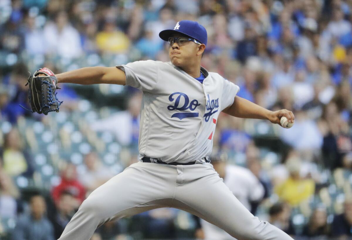 El mexicano Julio Urías, de los Dodgers de Los Ángeles, efectúa un lanzamiento en la primera entrada del juego ante los Cerveceros de Milwaukee, el martes 28 de junio de 2016 (AP Foto/Morry Gash)