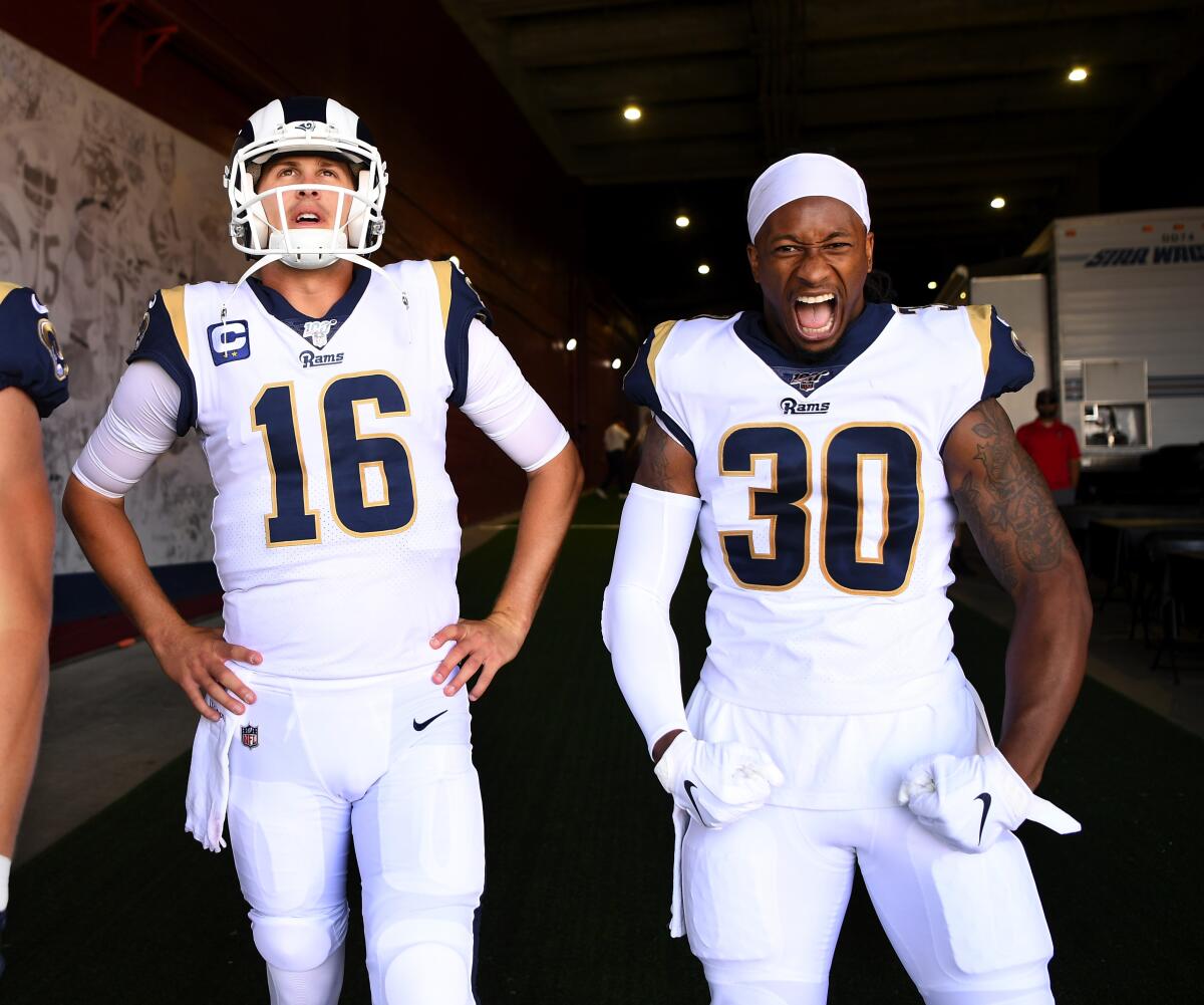 Jared Goff (16) ve Todd Gurley sahaya çıkmadan önce morallerini yükseltiyorlar.