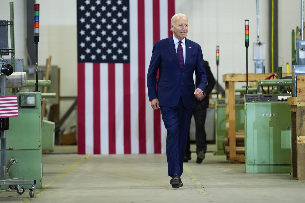 El presidente Joe Biden llega a la planta Auburn Manufacturing Inc. 