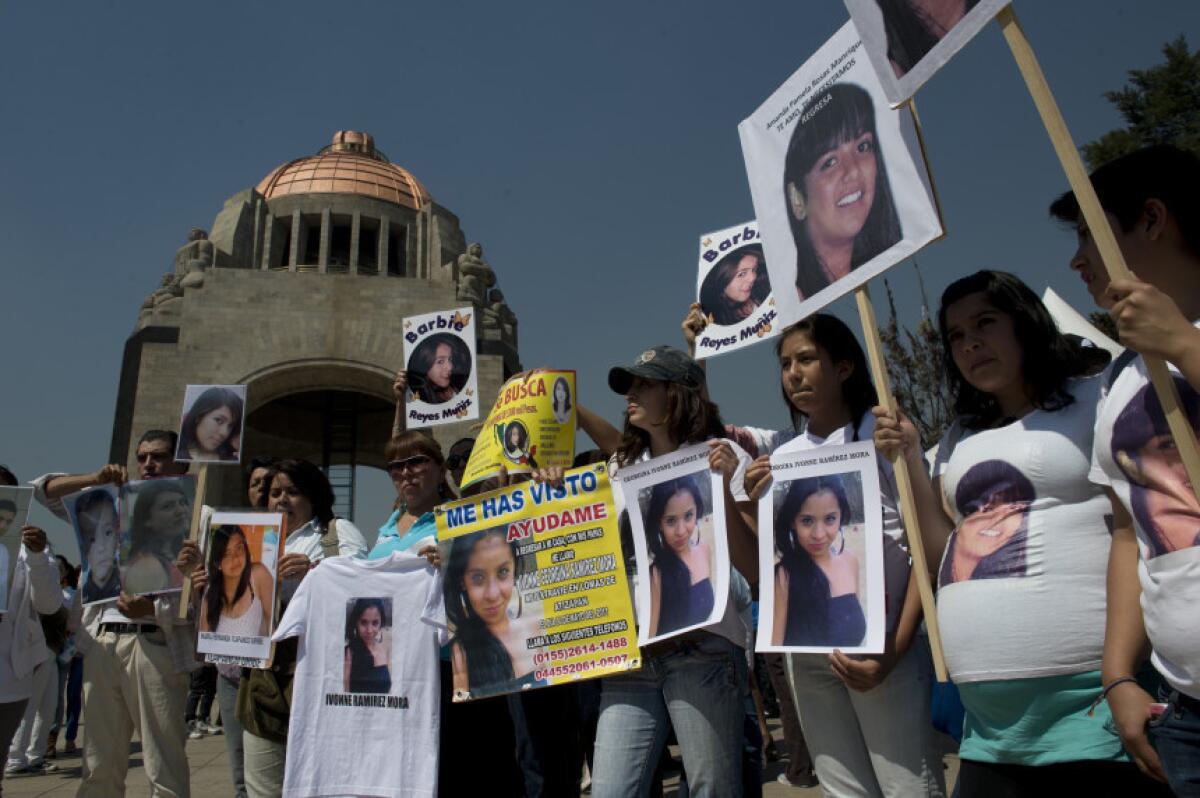 Un grupo de personas llevan a cabo una protesta contra la violencia femenina. La protesta tuvo lugar en febrero de 2013 en frente al Monumento a la Revolución, en la Ciudad de México.