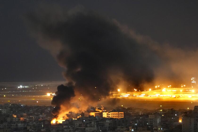 Llamas y humo emergen tras un ataque aéreo de Israel en Dahiyeh, en un suburbio del sur de Beirut, Líbano, el domingo 20 de octubre de 2024. (AP Foto/Hussein Malla)