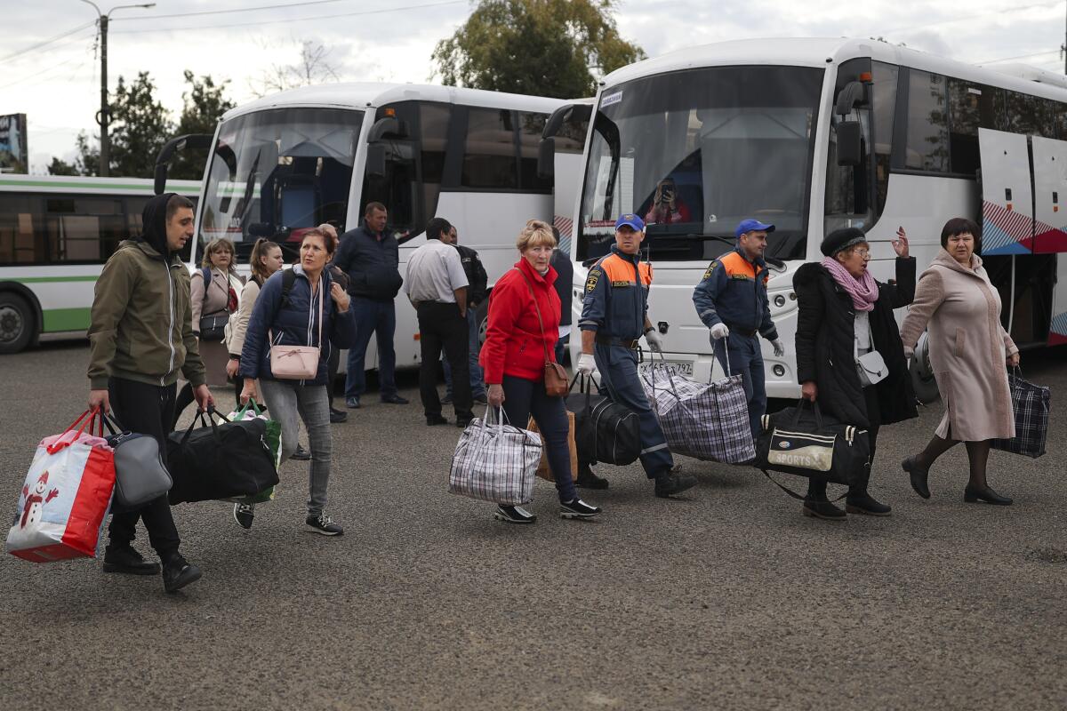 Residentes de Jersón que fueron evacuados de la ciudad ucraniana a su llegada a la estación de trenes 