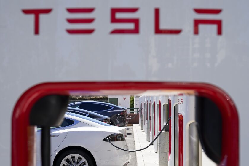 Vehículos Tesla se cargan en una estación en Emeryville, California, el 10 de agosto de 2022. Los vehículos eléctricos fabricados por General Motors podrán utilizar la vasta red de carga de Tesla a partir del próximo año. (Foto AP/Godofredo A. Vásquez, Archivo)