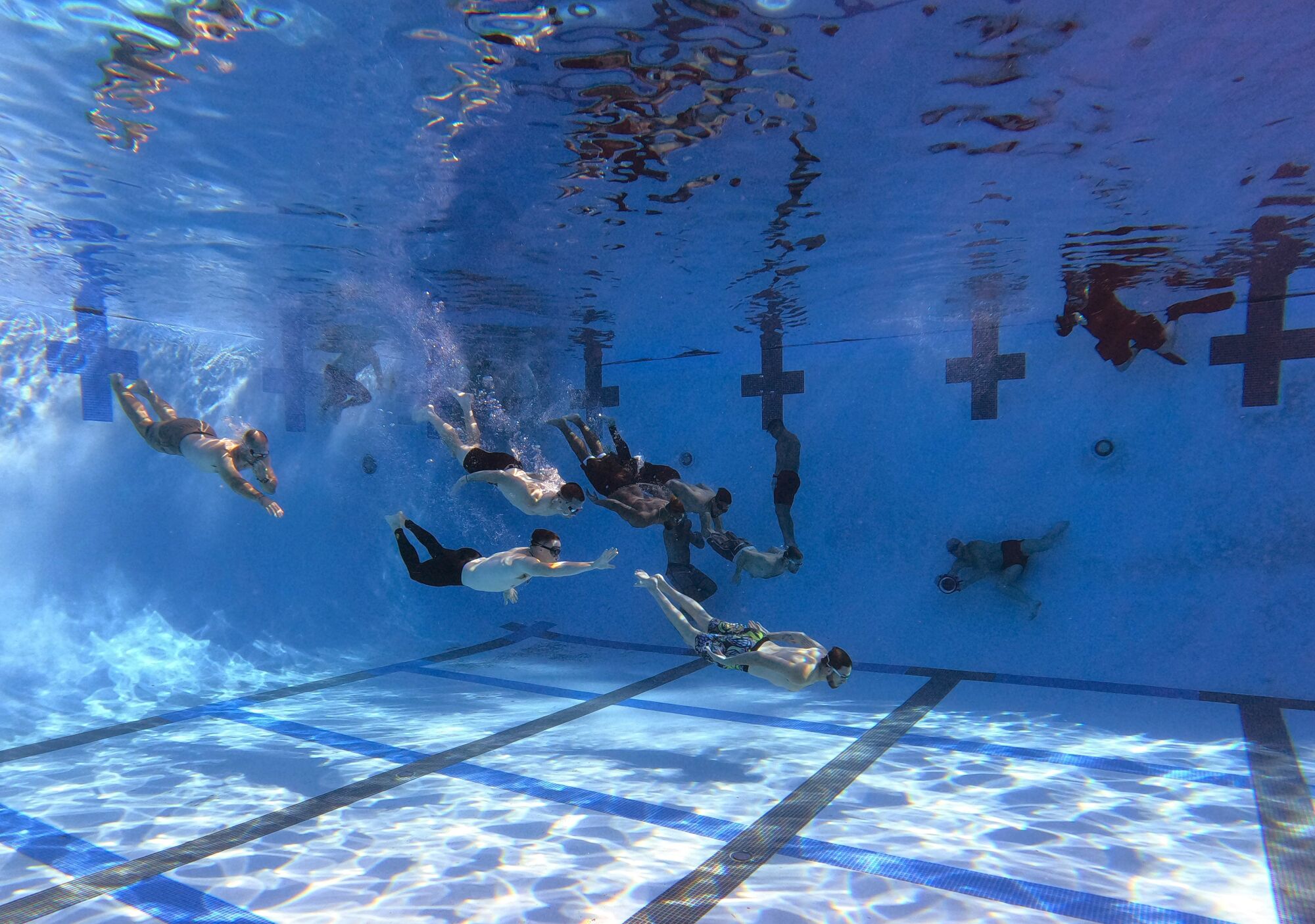 Joe Musgrove leads a group of teammates in an underwater drill in La Jolla.