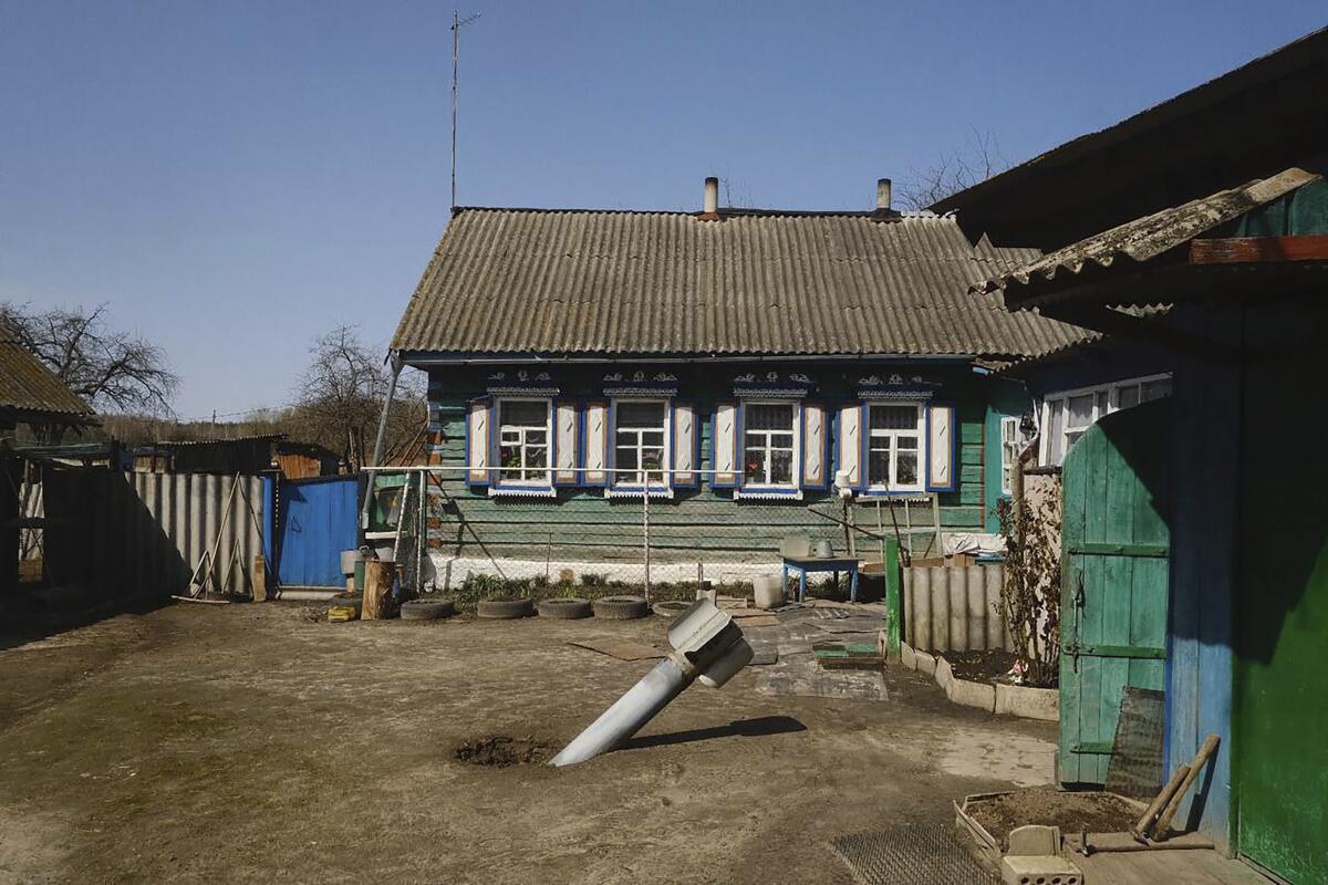 Restos de un misil, en el patio de una vivienda en una zona residencial de la localidad de Senkivka,