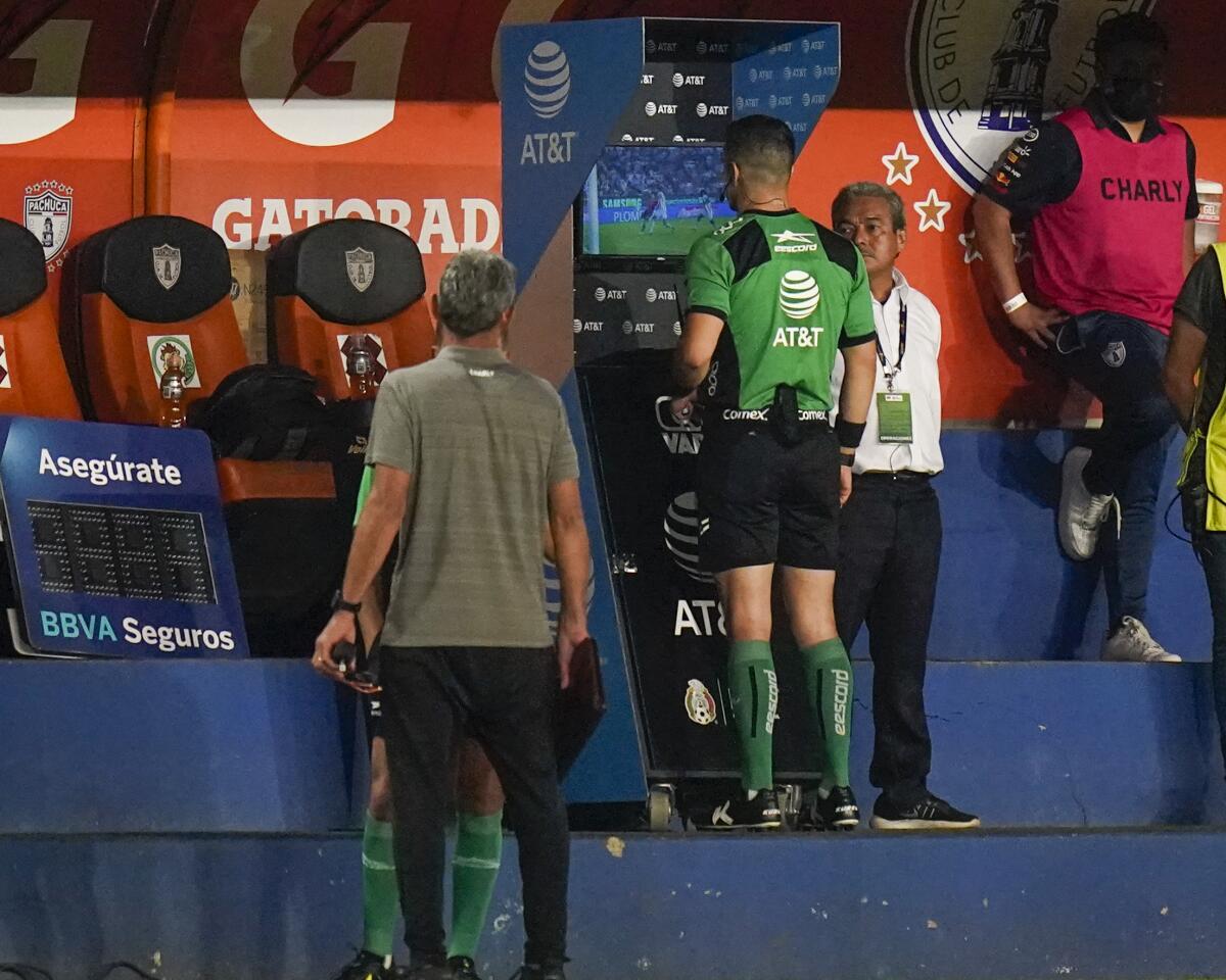 El árbitro Fernando Hernández revisa la pantalla del VAR durante el partido entre Pachuca y Atlas