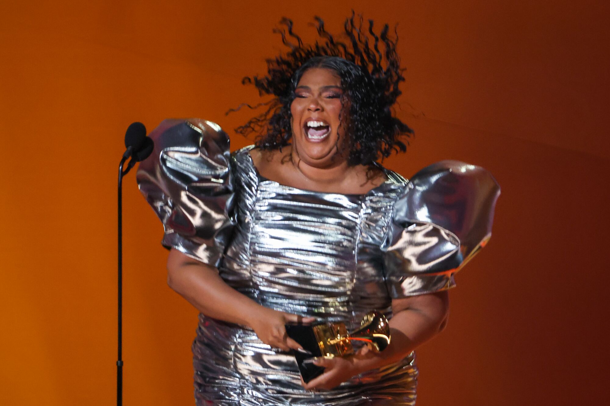 Lizzo accepte le prix du disque de l'année aux 65e Grammy Awards, qui se tiennent à la Crytpo.com Arena.