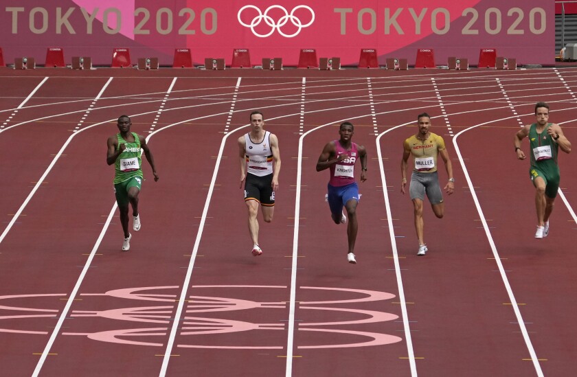 Erriyon Knighton, au centre, court pour remporter le 200 mètres masculin aux Jeux olympiques de Tokyo en août.