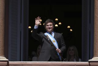 ARCHIVO - El recién juramentado presidente de Argentina, Javier Milei, saluda a sus partidarios desde el balcón de la casa de gobierno en Buenos Aires, Argentina, el 10 de diciembre de 2023. (AP Foto/Matilde Campodonico, Archivo)