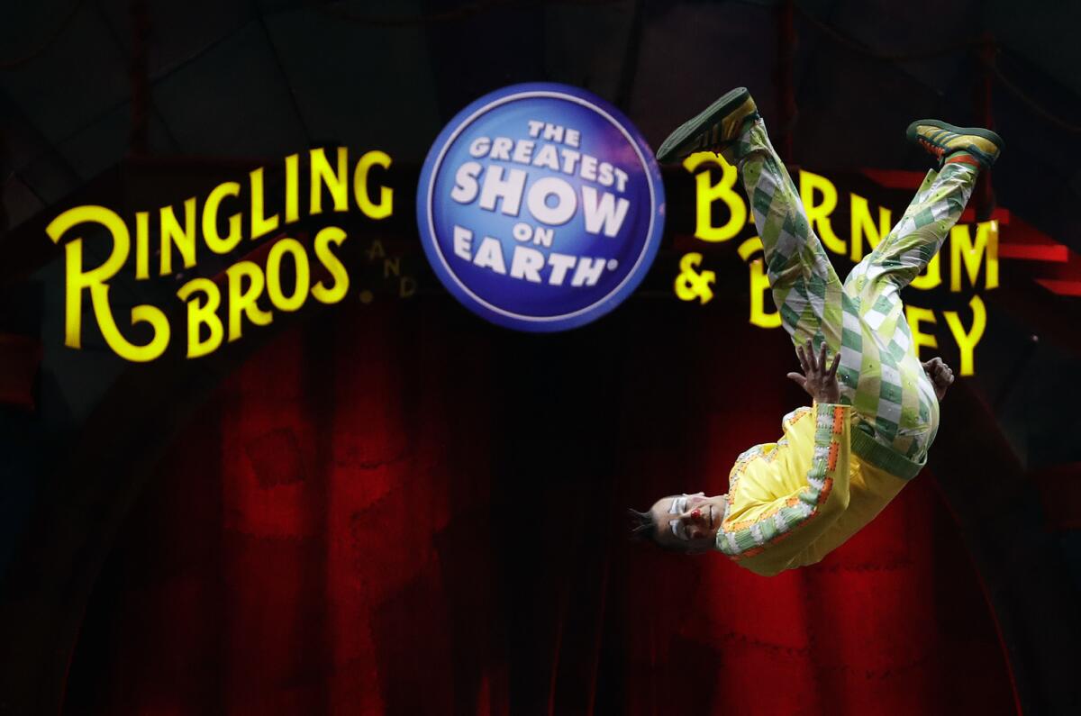 Un payaso del circo Ringling Bros. and Barnum & Bailey realiza un salto mortal durante una presentación el sábado 14 de enero de 2017 en Orlando Florida.