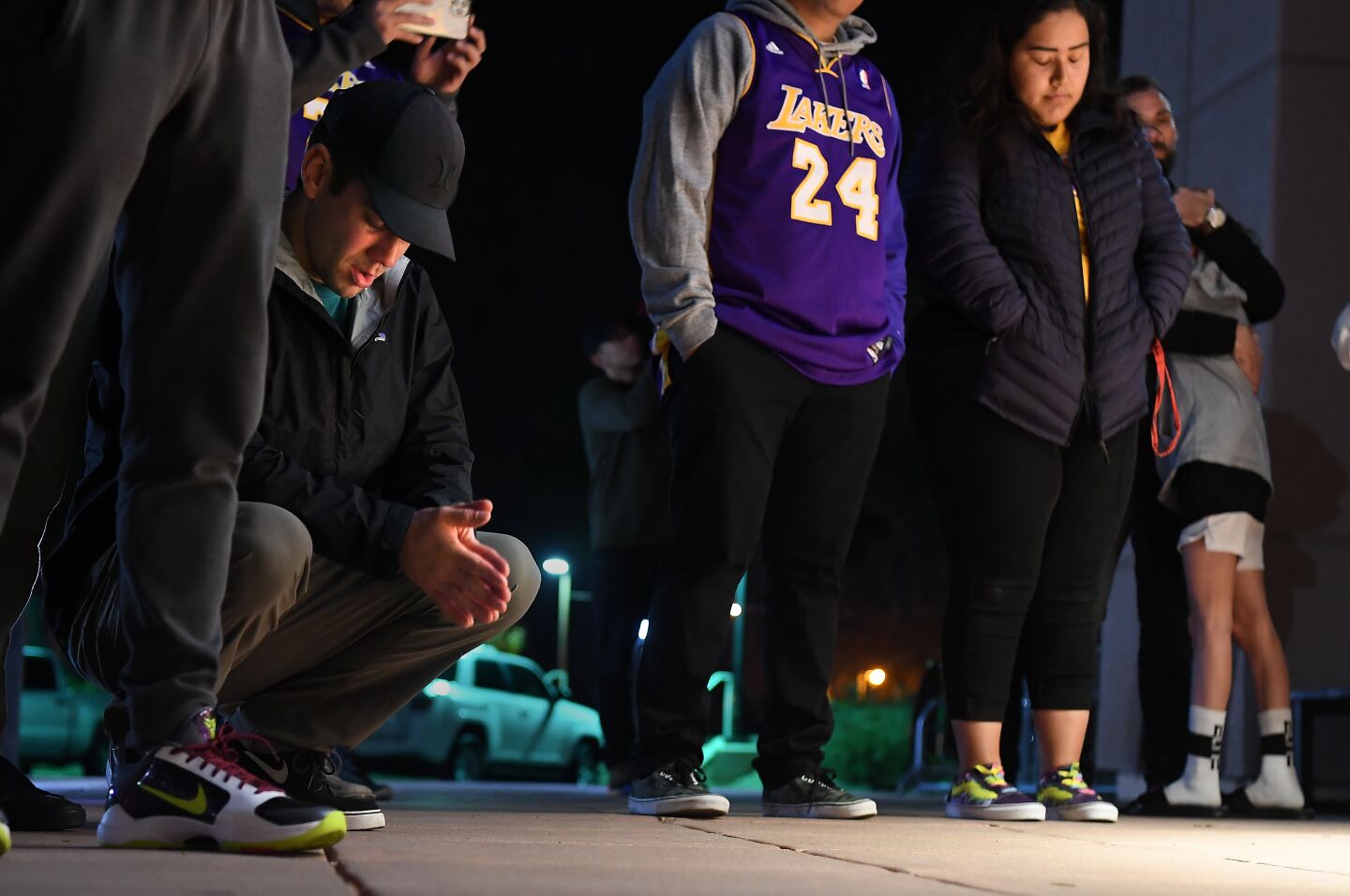 Fans gather at memorial to Kobe Bryant