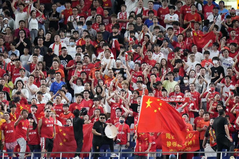 Seguidores de la selección de fútbol de China, durante un partido de calificación para el Mundial 2026 contra Japón, en el estadio Saitama 2002, en Saitama, Japón, el 5 de septiembre de 2024. (AP Foto/Shuji Kajiyama)