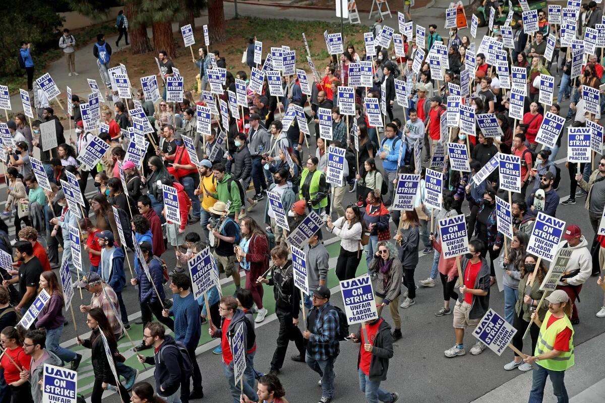 Los trabajadores académicos de la Universidad de California están en huelga y se manifiestan en el 
