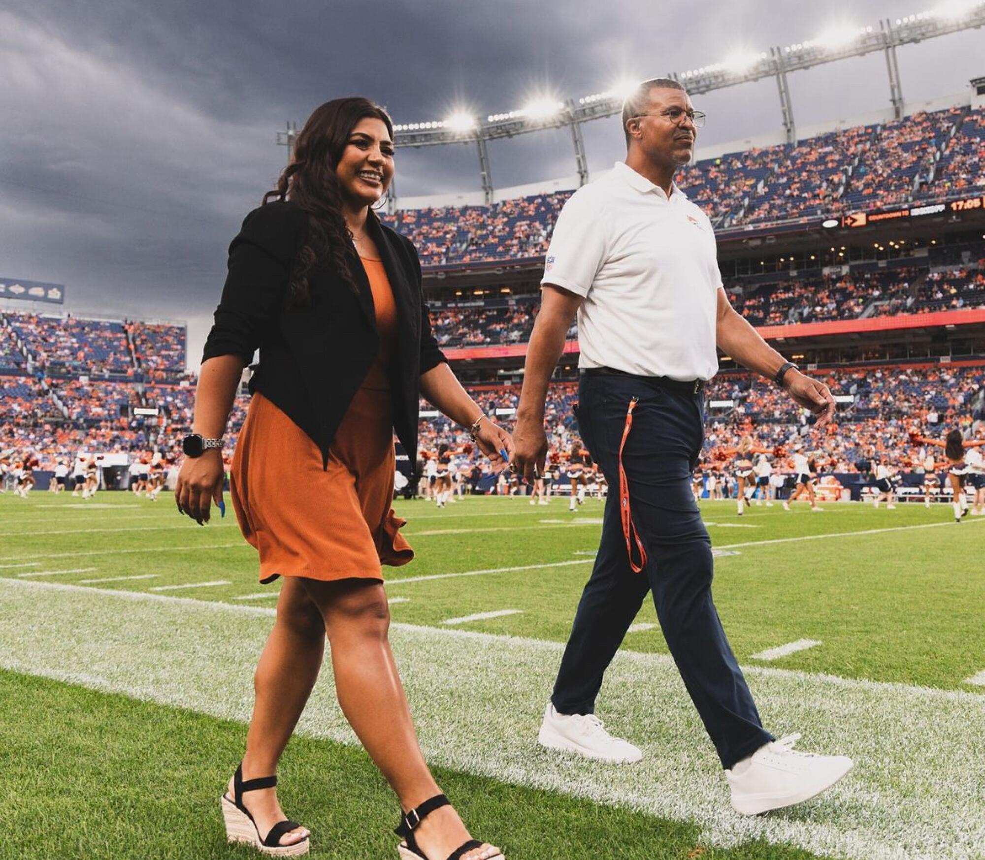 Elisa Hernández previo a un partido de los Broncos en Denver.