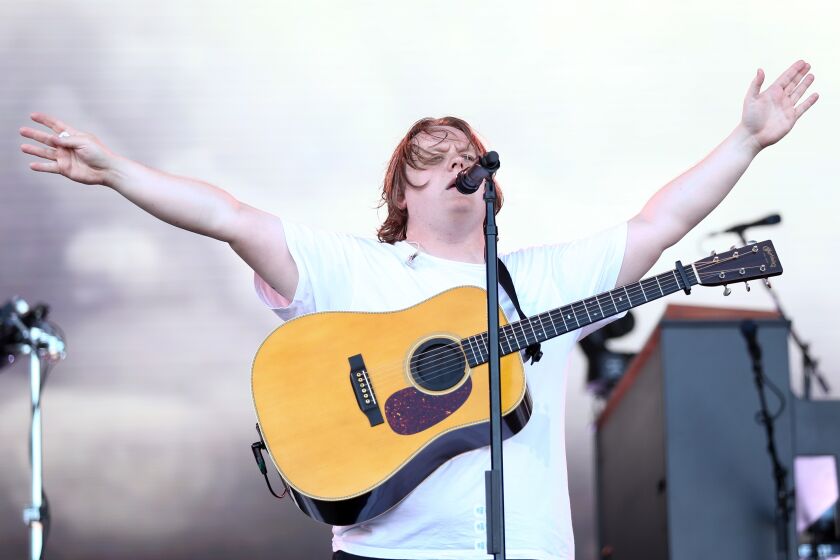 Lewis Capaldi suspende "por ahora" las giras por sus problemas con el síndrome de Tourette