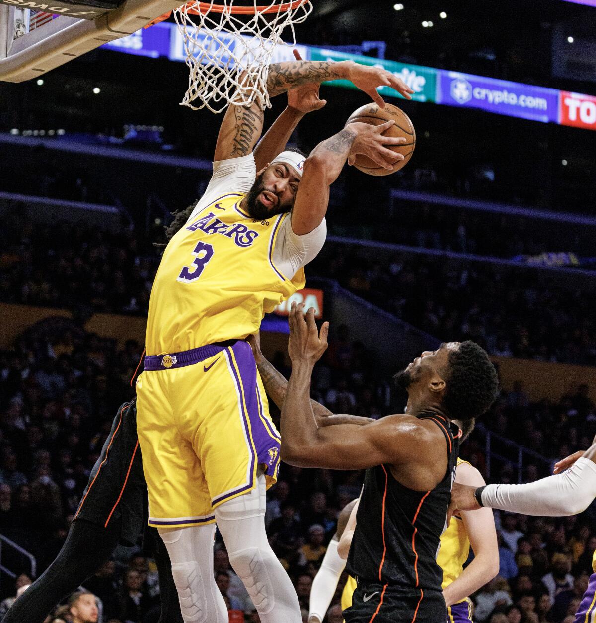 O atacante do Lakers, Anthony Davis, consegue uma posição interna em um rebote defensivo contra Shake Milton no primeiro tempo.