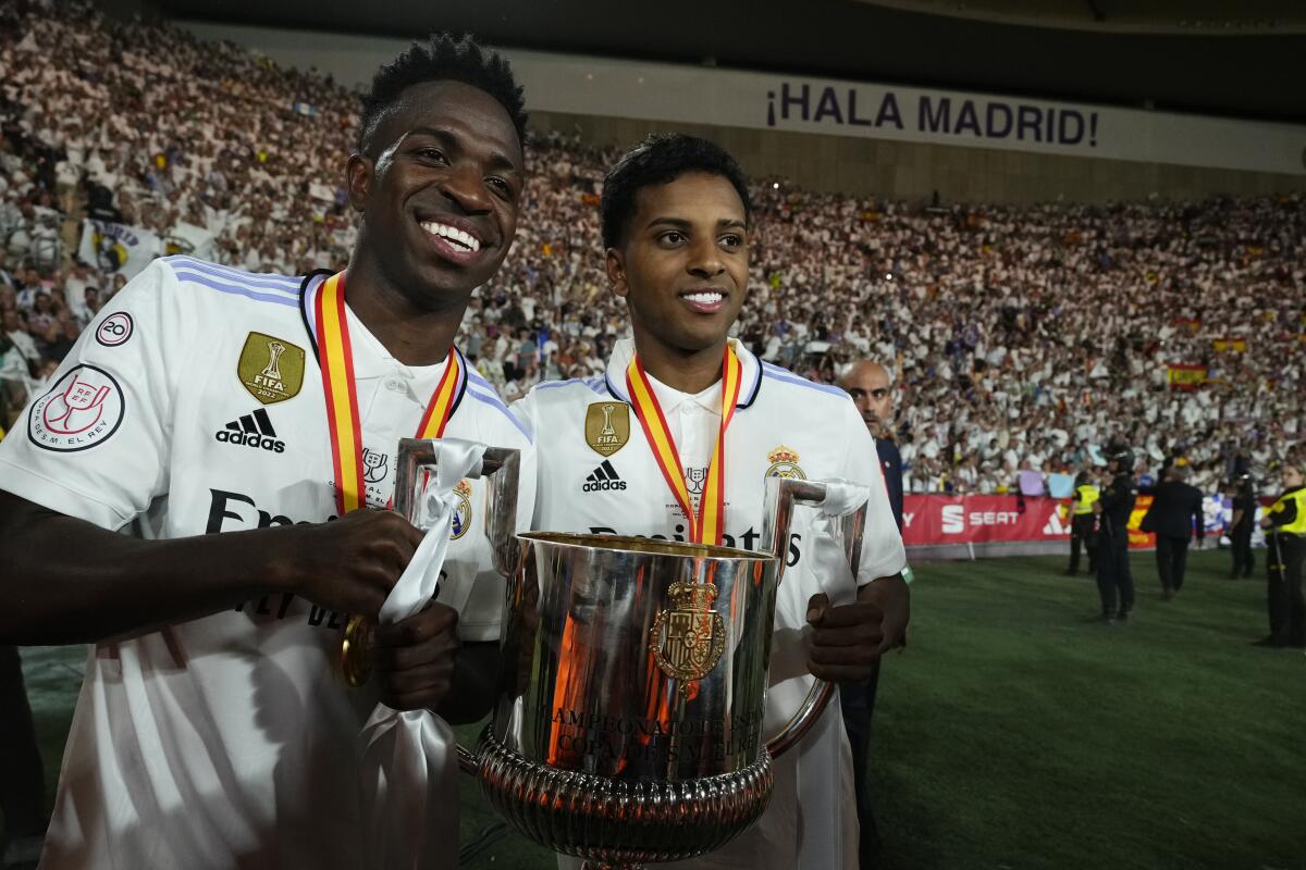 Vinicius Junior (izquierda) y Rodrygo del Real Madrid celebran con el trofeo de la Copa del Rey 