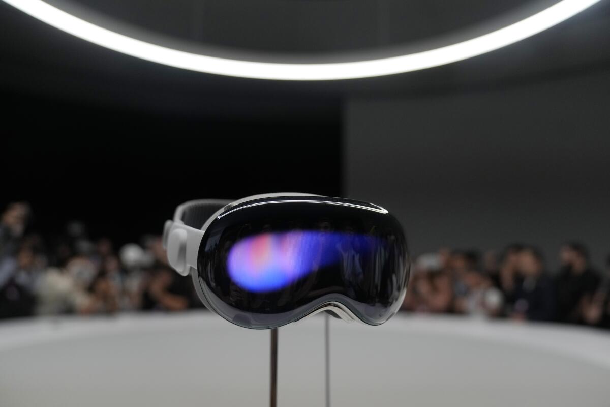 Las gafas Vision Pro de Apple exhibidas en una sala de exposiciones del campus de Apple en Cupertino, 
