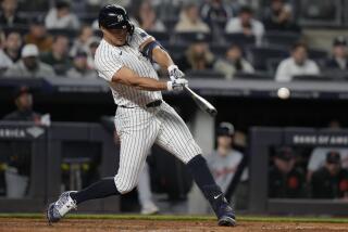 Giancarlo Stanton de los Yankees de Nueva York conecta un doble productivo en la novena entrada del juego de béisbol ante los Tigres de Detroit, el viernes 3 de mayo de 2024, en Nueva York. (AP Foto/Frank Franklin II)