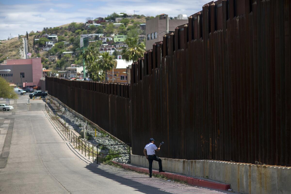 Pese a que ya hay serias restricciones para el paso entre Estados Unidos y México, Donald Trump planea construir un muro adicional, y Azteca América usará esa premisa para una nueva serie televisiva.