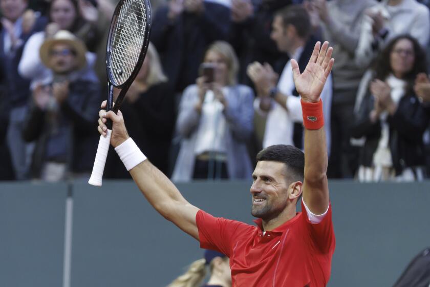 Novak Djokovic celebra su victoria ante Yannick Hanfmann en la segunda ronda del Abierto de Ginebra, el miércoles 22 de mayo de 2024. (Salvatore Di Nolfi/Keystone vía AP)