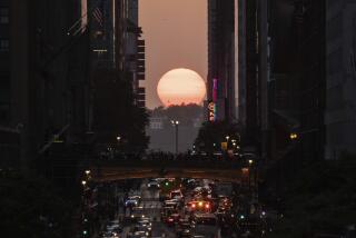 ARCHIVO - El Sol se oculta entre los edificios de 42nd Street en Nueva York durante el fenómeno conocido como "Manhattanhenge", el 30 de mayo de 2023. (AP Photo/Yuki Iwamura, Archivo)
